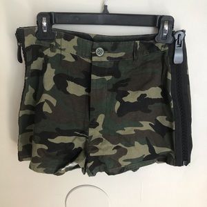 Camo Shorts with Zipper detail